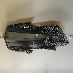 Mechant black and white sheer  embroidered kimono duster size Large